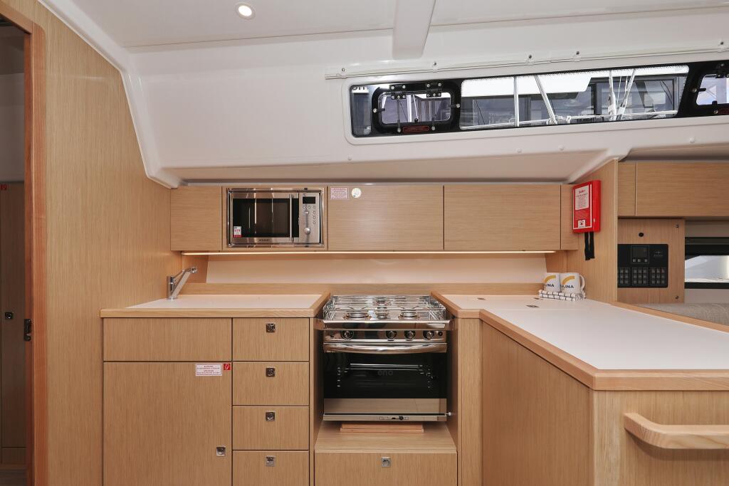 Bavaria C42 Levente