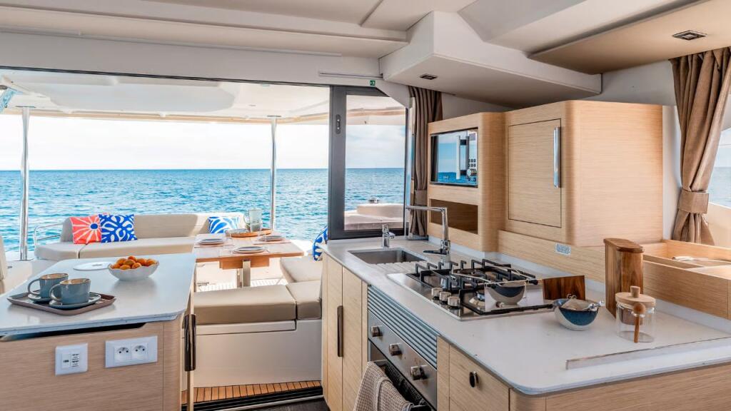 Fountaine Pajot FP 44 Maestro DIVER DOG