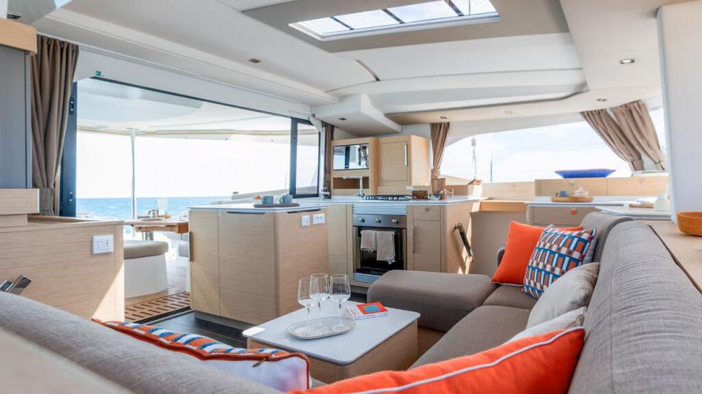 Fountaine Pajot FP 44 Maestro DIVER DOG