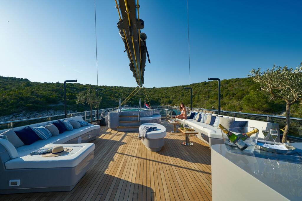 M/S Rara Avis Rara Avis