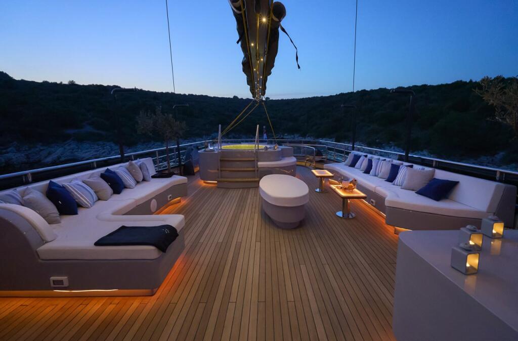 M/S Rara Avis Rara Avis