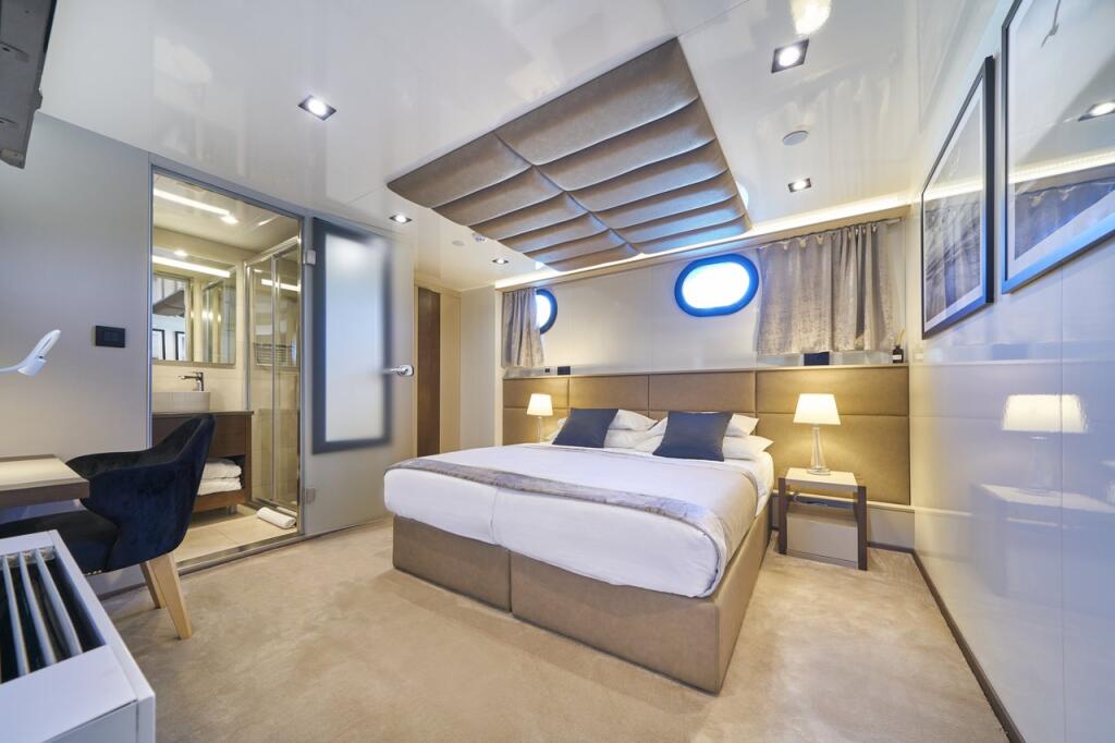 M/S Rara Avis Rara Avis