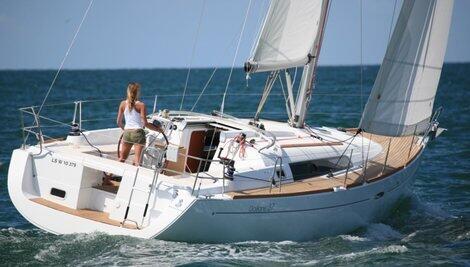 Oceanis 37 White Horse