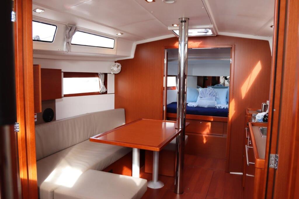 Oceanis 38.1 Arun