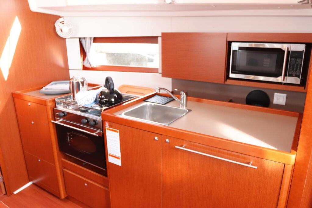 Oceanis 38.1 Arun